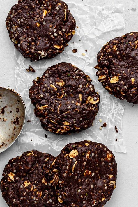 No-Bake Oat & Hemp Seed Cookies (Vegan + GF) - The Throbbing Eggplant Vegan Rice Crispy Treats, Summer Cookie Recipes, Seed Cookies, Chocolate No Bake Cookies, Bakers Chocolate, Vegan Rice, Peanut Butter Roll, Cookies Vegan, Summer Cookies