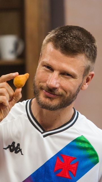 Nhac GNT on Instagram: "RODRIOGO HILBERT (@rodrigohilbert) ensina como fazer COXINHA DE FRANGO | Bem Juntinhos, toda quarta, às 21h45, no @gnt ✨ INGREDIENTES - Massa - 6 xícaras (chá) de farinha de trigo 1L de caldo de frango (reserve o caldo do cozimento do frango) ½ tablete de manteiga 500g de farinha de rosca 500ml leite óleo para fritar sal a gosto - Recheio - 1kg de peito de frango grande cozido e desfiado 1 cebola picada 4 colheres (sopa) de azeite salsinha picada a gosto sal a gosto 2