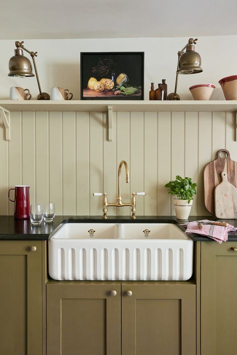 Kitchen Splashback Ideas Silestone Worktop, Galley Kitchen Renovation, British Kitchen, Tongue And Groove Walls, Small Seating Area, Green Kitchen Cabinets, London Kitchen, Kitchen Splashback, Green Cabinets