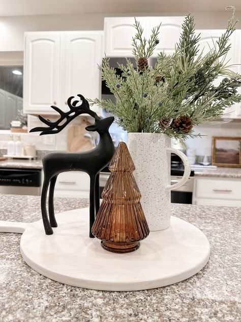 Christmas Decor On Island, Guys Kitchen Decor, Christmas Decoration Kitchen Island, Cute Christmas Decor For Apartments, Christmas Decor Ideas Counter Top, Breakfast Bar Christmas Decor, Simple Christmas House Decor, Side Table Decor Christmas, How To Decorate A Kitchen Island Tray