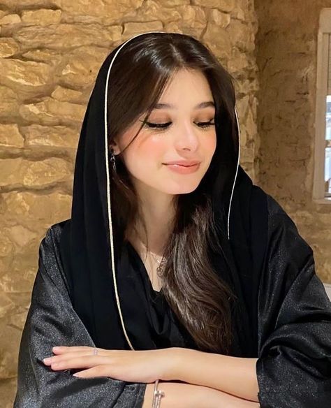 Arabic Women Aesthetic, Arab Goddess, Arabic Beauty Women, Arabic Hijab, Niqab Aesthetic, Arab Dresses, Pakistani Aesthetic, Veiled Girl, Arabic Makeup