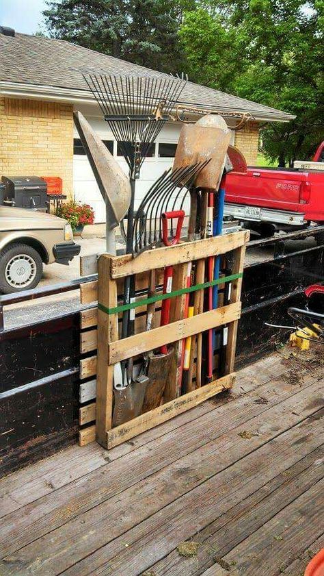 Diy Pallet Decoration, Pallet Building, Pergola Carport, Yard Tools, Diy Shed Plans, Garden Tool Storage, Into The Wood, Pallet Creations, Pallet Decor