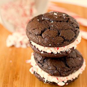 Peppermint Whoopie Pies, Peppermint Oreos, Peppermint Brownie, Amish Food, Chocolate Whoopie Pies, Bakery Treats, Peppermint Brownies, Diy Easy Recipes, Baking Stuff