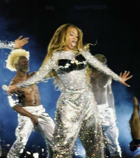 Beyonce World Tour, Beyonce Crazy In Love, Beyonce Memes, Beyoncé Wallpaper, Beyonce Performance, Beyonce Pictures, Queen Bee Beyonce, Beyonce Outfits, Hot Halloween Outfits