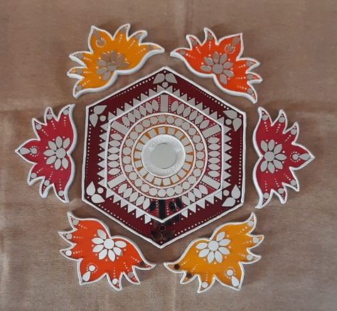 Mandala Rangoli Designs Diwali Art, Hexagon Lippan Art, Mirror Rangoli Designs, Lippan Art Rangoli For Diwali, Lippan Art Rangoli, Mirror Rangoli, Lippan Rangoli, Limpan Art, Hexagon Mandala