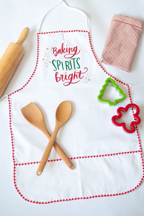 How to make a DIY Christmas Apron with your Silhouette Cameo and heat transfer Diy Christmas Apron Ideas, Kids Christmas Apron, Cricut Christmas Apron Ideas, Christmas Aprons Diy, Christmas Aprons Ideas, Christmas Silhouette Projects, Christmas Textiles, Hometown Christmas, Christmas Cookie Party