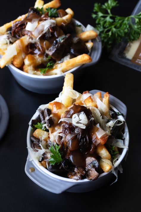 Poutine recipe with braised beef and smoked cheese Poutine Variations, Poutine Fries Recipe, Poutine Fries, Farmhouse Food, Poutine Recipe, Lunch Sides, Pork Entrees, Viral Food, Loaded Fries