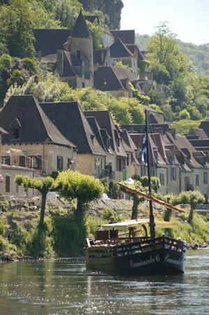 A river ride offers the most amazing and spectacular views... CC Sarlat Tourism Mathieu Anglada France Christmas, Vila Medieval, Dordogne France, Travel France, London Pubs, Chateau France, Christmas Markets, Beaux Villages, Cultural Diversity