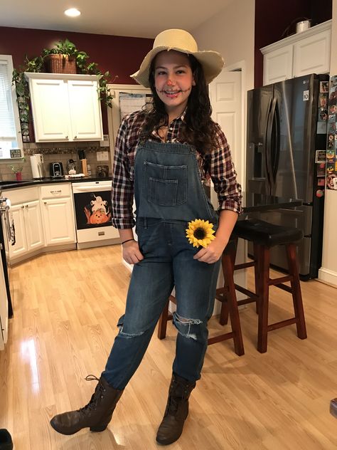 Overalls Halloween Costume Women, Super Simple Halloween Costumes, Halloween Costumes With Overalls, Costumes With Overalls, Women In Suspenders, Simple Halloween Costumes, Easy Halloween Outfit, Halloween School Treats, New Halloween Costumes