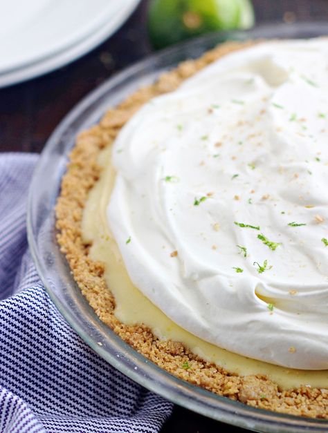 A whole frozen key lime pie with graham cracker crust Quick Pie Recipes, Pie Crusts Recipes, Baked Potatoes Casserole, Frozen Lemonade Pie, Key Lime Tart, Pie Key Lime, Crescent Dough Recipes, Frozen Key Lime Pie, Key Lime Filling