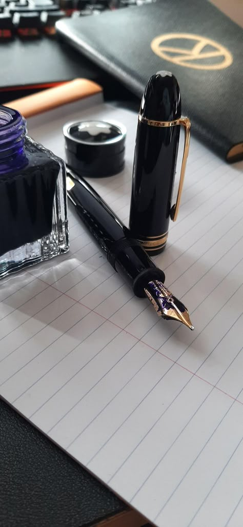 Fountain Pen Montblanc, Montblanc Pen Aesthetic, Most Beautiful Handwriting, Fountain Pen Aesthetic, Study Calligraphy, Mont Blanc Pen, Man Desk, Pen Stationary, Quill And Ink