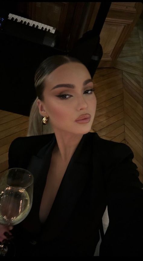 Jlo Photoshoot, Night Out Instagram Story, Elegant Makeup Looks Classy, Mekap Mata, 20 Makeup, Smink Inspiration, Makijaż Smokey Eye, Feminine Aesthetic, Glam Makeup