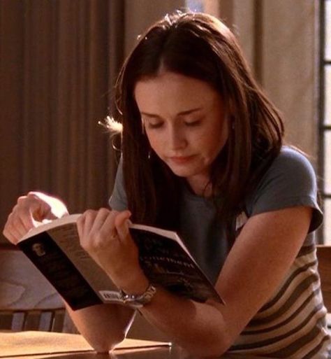 Terrence Loves You, Living In London, I Love Cinema, Reading A Book, Rory Gilmore, Girl Reading, School Motivation, Autumn Aesthetic, Film Serie