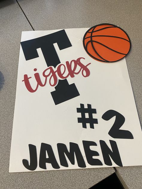 Basketball Signs For Players, Basketball Game Signs Posters, Basketball Signs High School, Basketball Poster Ideas For Players, Basketball Game Signs, High School Basketball Posters, Basketball Signs, Cheer Signs, Football Decor