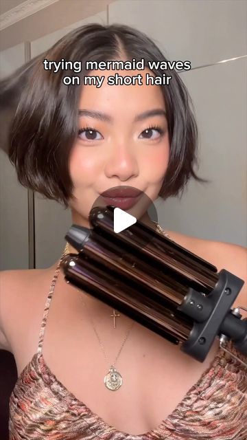 steph hui🦋 on Instagram: "curling short hair means burning my fingers constantly 😂💀 but at least the hair is kayuteeee" Steph Hui Hair, Curling Short Hair, Steph Hui, Short Hair Waves, Mermaid Waves, How To Curl Short Hair, August 17, Beach Waves, Short Hair