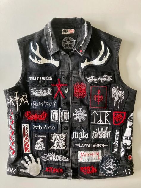 black and white denim jacket with dozens of black, white and red patches of assorted bands Battle Jacket Outfit, Battle Jacket Patches, Battle Vest Ideas, Goth Battle Jacket, Battle Jacket Metal, Battle Jacket Ideas, Patch Jacket Punk, Punk Battle Jacket, Vest Ideas