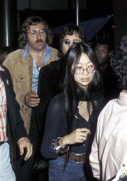 * John Lennon com May Pang * May Pang, The Lost Weekend, Beatles Girl, John Lennon And Yoko, Rocky Horror Show, John Lennon Beatles, Linda Mccartney, Beatles John, Yoko Ono