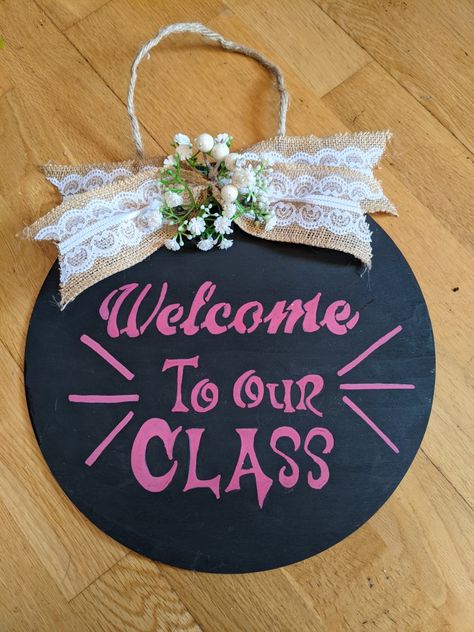 I made this welcome door sign for a teacher who wanted to help her newbies feel welcome on their first day back ! Classroom Door Decorations Welcome, Welcome Sign Front Door Classroom, Welcome Charts For Classroom, Welcome To Class Aesthetic, Welcome Chart For School, Welcome Classroom Door Ideas, Children Day Decoration Ideas For School, Jadwal Aesthetic, Esol Activities