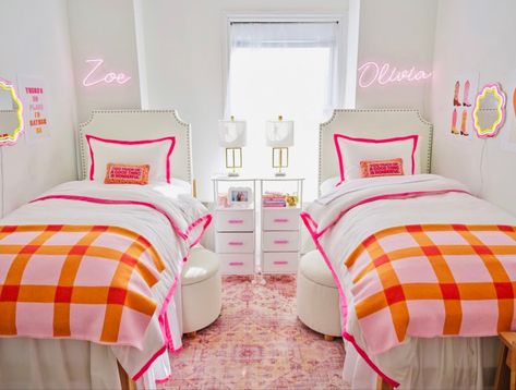 Preppy Dorm Room Decor, Pink Dorm Rooms, Preppy Dorm Room, Dream Dorm Room, Dorm Room Styles, Pink Dorm, Dream Dorm, College Bedroom, College Dorm Room Decor