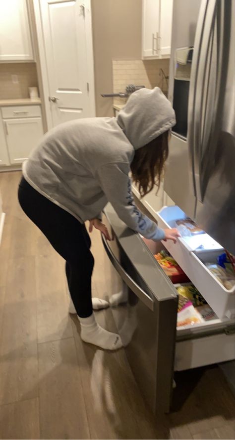 Snacks Fridge, Best Friend Sleepover, Friend Sleepover, Outfit Inspirations For School, Fridge Kitchen, Pretty Blonde Hair, Snap Friends, Night Snacks, Beach House Design