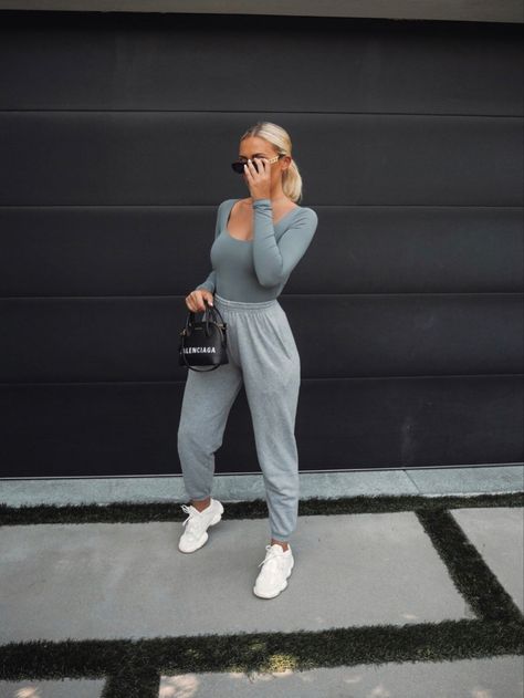 Style Inspiration Comfy, Ozweego Outfit Women Grey, Adidas Ozweego Outfit Women, Grey Bodysuit Outfit, Ozweego Outfit Women, Bummy Outfit, Sneakerhead Outfits, Sports Wear Outfits, Sla The Label