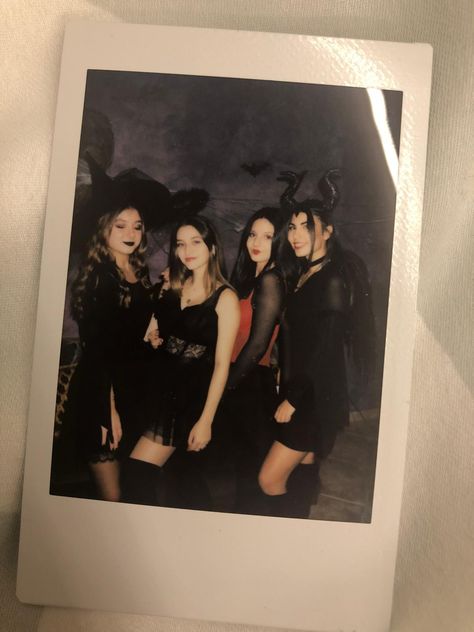 Halloween Pictures To Recreate, Halloween Poloroid Pictures, Halloween Pic Inspo Friends, Aesthetic Halloween Pictures Friends, Halloween Aesthetic Party Friends, Photo Shoot Party Ideas, Halloween Photos Friends, Halloween Party Instagram Story, Halloween Polaroid Pictures