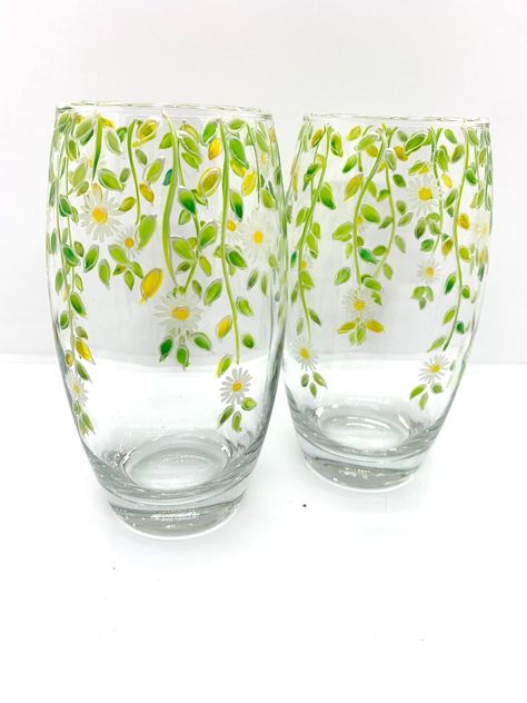 Set of 2 Hand Painted Tumblers With Daisy and Leaf Vines. Set of Tumblers. Painted Drinking Glasses. Handpainted Water Glass - Etsy UK Hand Painted Glass Jars, Wine Glass Art Paintings, Drawing On Glass Cups, Cute Wine Glass Painting Ideas, Glass Jar Painting Ideas, Simple Glass Painting, Wine Glass Painting Ideas Easy, Glass Cup Painting, Wine Glass Painting Ideas