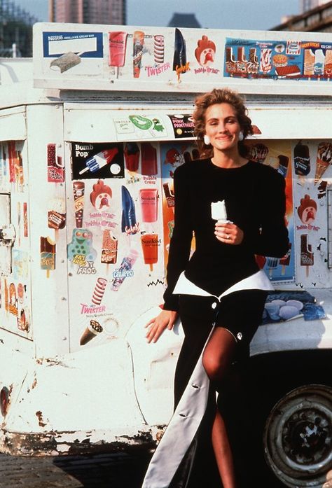 A late 1980s photoshoot feat Julia Roberts. I love everything about this shoot! The background, the undone styling of this structured couture skirt... Julia Roberts Style, Eric Roberts, Couture Skirts, Ice Cream Truck, Julia Roberts, Girl Crush, Look Cool, 90s Fashion, Look Fashion