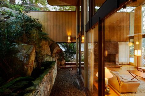 Arthur Mudry’s midcentury modern house in West Vancouver is a paean to the Pacific forest 1965 House, Shinto Temple, Midcentury Modern House, Earthy Modern, Light Green Walls, Jungle House, Modernist House, West Vancouver, Mid Century Modern House