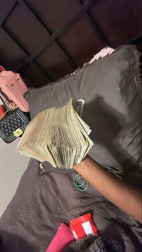 Females With Money, Girls With Money Aesthetic, People Holding Money, Girl Holding Money, Girls With Money, Bands Money, Money Motion, Money In Hand, Stacks Of Money