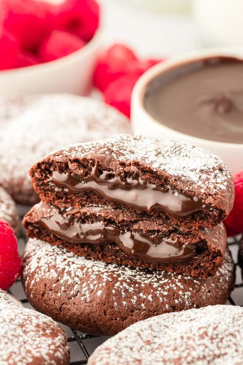 These Lava Cake Cookies are an over-the-top treat with a gooey, lava hot fudge center, easy to make in under an hour! No chilling is required! I've included options for regular cookies that are perfect all on their own or bakery-sized cookies that are great for topping with a scoop of ice cream and fresh berries! Lava Cake Cookies, Molten Lava Cookies, Cookies Crumbl, Fudge Cookie Recipe, Crumbl Copycat, Oatmeal Fudge Bars, Lava Cookies, Chocolate Walnut Fudge, Molten Lava Cake