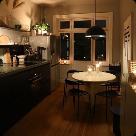 Retro Kitchen Aesthetic, Studio Apartment Decorating Cozy, Dark Minimalist Apartment, Kitchen Interior Apartment, Aesthetic Kitchen Apartment, Aesthetic Apartment Kitchen, Clean Apartment Aesthetic, Cozy Apartment Kitchen, Small Apartment Aesthetic