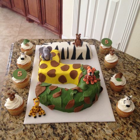 Safari number 5 vanilla cake and cupcakes with buttercream icing and edible animals: giraffe, zebra, monkey, tiger, elephant.  https://www.facebook.com/sweetnsassycakesbyeva Safari Number Cake, Number 3 Animal Cake, Number Cake Jungle, Zoo Cake Ideas, Zoo Birthday Cake, Zoo Animal Cakes, Zoo Cake, 6th Birthday Girls, Jungle Theme Cakes