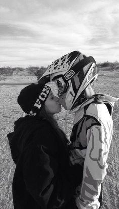 Mtb Couple, Dirt Bike Couple Pictures, Dirtbike Pics, Moto Couple, Dirt Bike Couple, Motocross Couple, Dirt Bike Wedding, Bike Wedding, Bike Couple