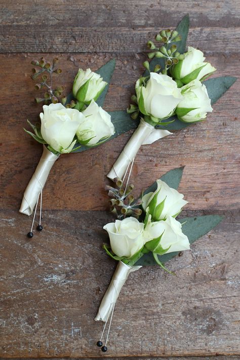 Floral Arrangements Ideas, Spray Roses Boutonniere, Wearable Flowers, Boutonniere Ideas, White Corsage, Decor Diy Ideas, White Spray Roses, Birthday Flowers Bouquet, Hypericum Berries