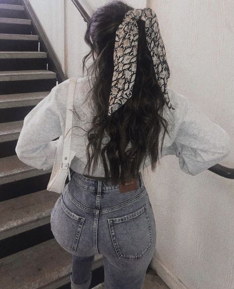 Butter Wallpaper, Hairstyle Aesthetic, Curly Styles, Wear A Scarf, Couple Picture, Ways To Wear A Scarf, How To Wear Scarves, Fashion Attire, Photo Pose