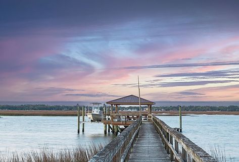 7 Best Towns in South Carolina to Visit in 2024 - WorldAtlas Edisto Island, Orlando Theme Parks, Adirondack Mountains, Kayak Trip, Old Florida, Scenic Beauty, Destin Beach, Historical Sites, Wyoming