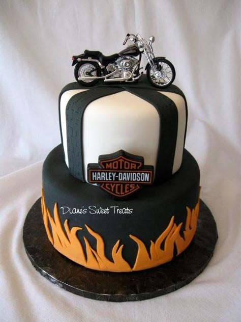 Harley Cake - Alan should have ordered this for me when he drove home that new harley for my 30th birthday!!! Bolo Motocross, Birthdays Wishes, Harley Davidson Cake, Motorcycle Cake, Birthday Sayings, Cards Quotes, Birthday Cakes For Men, Gateaux Cake, Happy Bday