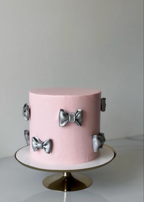 Stylish Birthday Cake, Cake For Sister, Sister Cake, Bow Cake, Sweet Sixteen Birthday Party Ideas, Special Birthday Cakes, Bow Cakes, 21st Birthday Cakes, Elegant Birthday Cakes