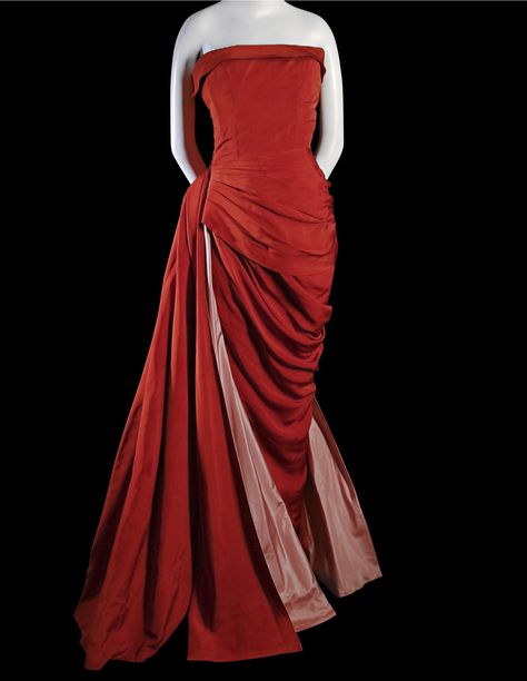 Elsa Schiaparelli silhouette-wrapping gown- 1951. Glamour Vintage, Elsa Schiaparelli, Fashion 1950s, Vintage Couture, Vestidos Vintage, Vintage Gowns, Moda Vintage, 50s Fashion, 1950s Fashion