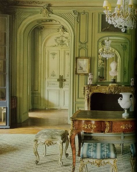 Small Library, Traditional Chic, Chateau Hotel, Elsie De Wolfe, French Brocante, Victorian Home Decor, Castle Aesthetic, French Chairs, Victorian Decor