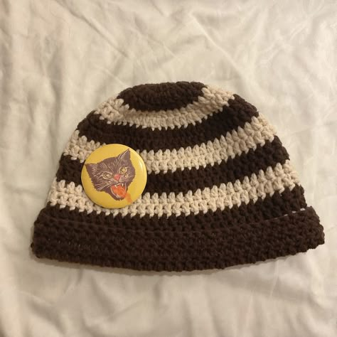 Crochet Hat Ideas Aesthetic, Stripe Beanie Crochet, Brown Beanie Crochet, Crochet Hat Brown, Aesthetic Crochet Beanie, Striped Crochet Hat, Brown Crochet Hat, Crochet Beanie Aesthetic, Masculine Crochet