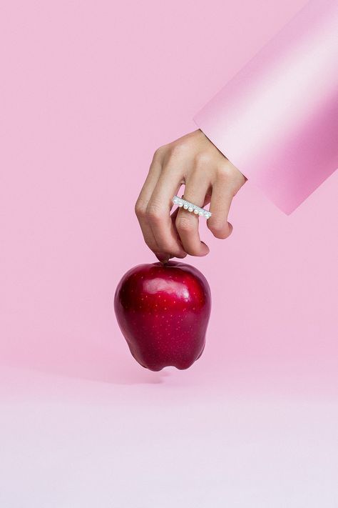 Jewellery Still Life, Madrid Photography, Creative Jewelry Photography, Jewelry Photography Styling, Fruit Jewelry, Jewelry Photoshoot, Prop Styling, Hand Model, Precious Jewels