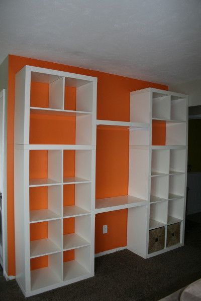 So baust du eine Regalwand aus Ikea Expedit Regalen | Ikea Hacks & Pimps | BLOG | New Swedish Design Diy Wall Unit, Ikea Desk Hack, Desk Hacks, Custom Bookshelves, Ikea Kallax Hack, Hack Ikea, Ikea Bookcase, Hacks Ikea, Ikea Expedit