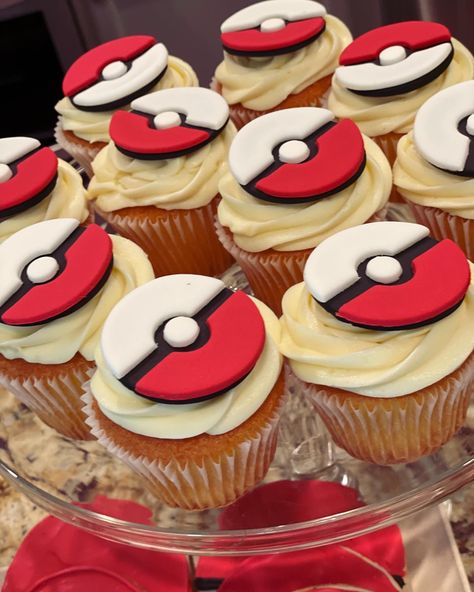 Charizard Cupcakes, Pikachu Cupcakes Ideas, Pokemon Muffins, Easy Pokemon Cake, Pokemon Desserts, Pokémon Cupcakes, Cupcakes Pokemon, Pokeball Cupcakes, Pokemon Cupcakes