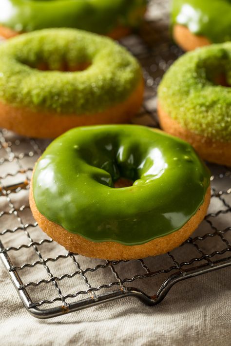 Matcha donuts Green Tea Donut, Matcha Donut, Green Donut, Donut Logo, Rainbow Board, Mini Donuts, Green Monsters, Trik Fotografi, Matcha Green Tea