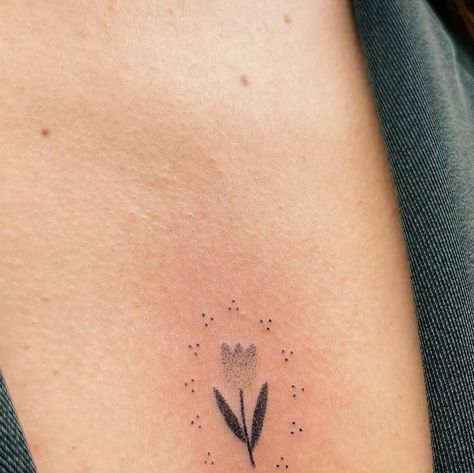 Anna on Instagram: "Super cute one 🌷 Handpoke à @lecho.studio #handpoke #handpoked #handpokedtattoo #handpoketattoo #cutetattoo #chesttattoo #smalltattoo #bordeaux #bordeauxtattoo #tuliptattoo" Cute Handpoke Tattoo, Handpoke Flower Tattoo, Stick N Poke Flash, Super Small Tattoos, Handpoke Tattoo Ideas, Anna Tattoo, Stick N Poke Tattoos, Hand Poke Tattoo, Ornamental Tattoos