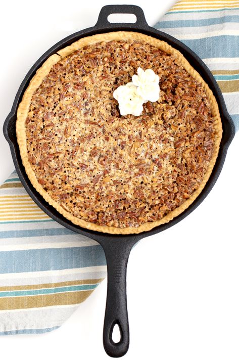 Southern Skillet Pecan Pie Skillet Pecan Pie, Cast Iron Pie, Double Pie Crust Recipe, Skillet Pie, Raspberry Pie Recipe, Caramel Apple Pie Recipes, Easy Blueberry Pie, Holiday Desert, Skillet Desserts