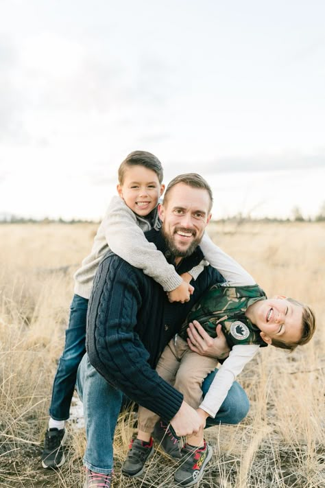 Father And 2 Sons Photography, Father And Two Sons Picture Ideas, Fun Family Shoot Ideas, Father And Son Photo Poses, Outdoors Family Photoshoot, 3 Boys Family Pictures, Father Son Picture Ideas, Boys Family Picture Outfits, Father And Me Photography