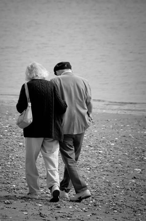 Old Couples In Love Aesthetic, Old Couple Photography, Summer In Italy Aesthetic, Old Couple In Love, Older Couple, Small Couple Tattoos, Old Fashioned Love, Growing Old Together, People Walking